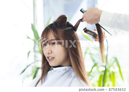 一個在美容院做頭髮的女人 87583632