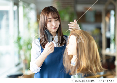 Women practicing haircuts 87583738