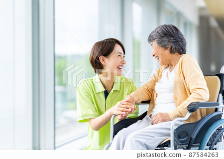 Elderly wheelchairs and middle-aged certified workers 87584263