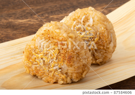 Grilled whitebait rice balls 87584606