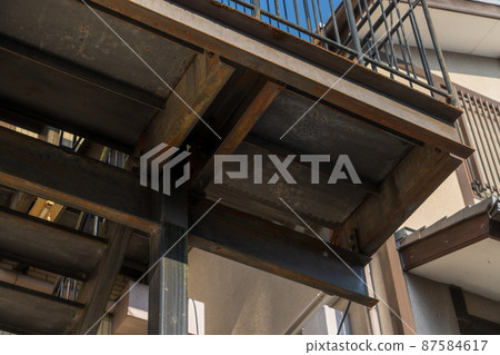 Old earthquake-resistant condominium condominium emergency stairs 87584617