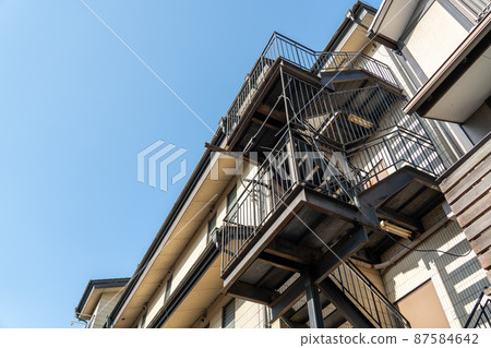Old earthquake-resistant condominium condominium emergency stairs 87584642