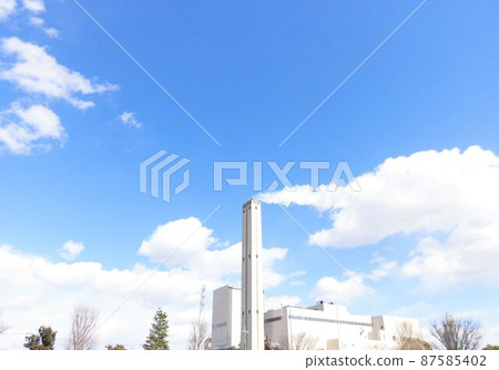 春天的藍天白煙白雲在煙囪裡 春天的藍天白煙白雲在煙囪裡 87585402
