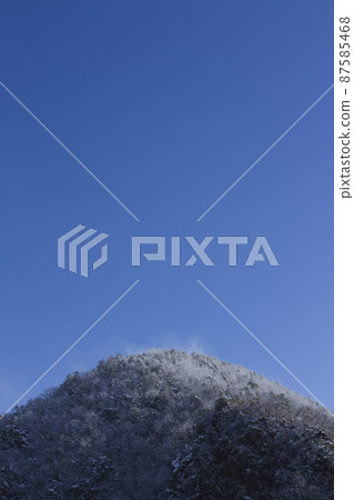 New Year's Eve, Gifu Mt. Dodo and the blue sky with snow makeup New Year's Eve, Gifu Mt. Dodo and the blue sky with snow makeup 87585468