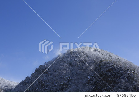 除夕 白雪皚皚的岐阜 渡渡山和藍天 87585490