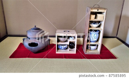 Tea ceremony, tea utensils, tea pots with scarlet hair on tatami mats, matcha tea bowls in wooden boxes, sardines, chashaku, sloping bowls, etc. 87585895