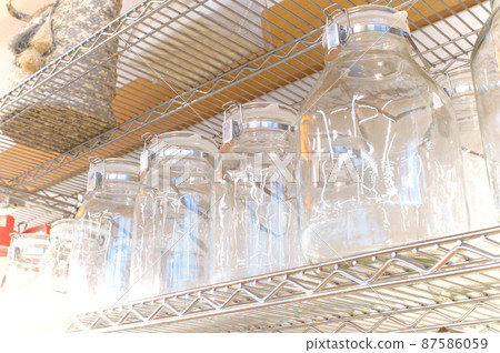 Shelf with bottles that can be sealed 87586059