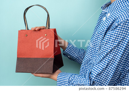 Boys giving gifts Boys giving gifts 87586294