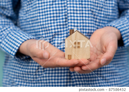 有房子模型的孩子 87586432