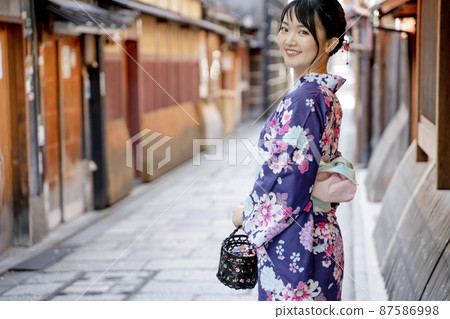 A woman sightseeing in Kyoto in a yukata 87586998
