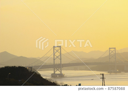 黃昏時的小鳴門大橋和鳴門海峽 / 兵庫縣南淡路市 Anaga Oaza Naruishi 87587088