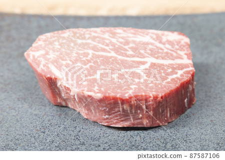 美味的和牛生魚片 87587106