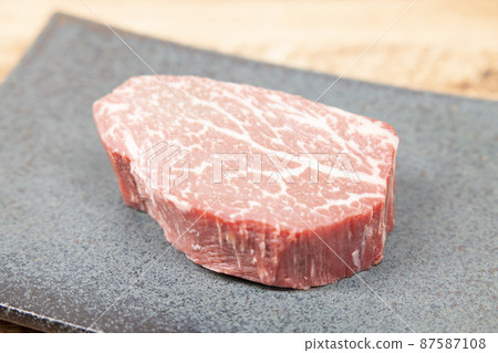 美味的和牛生魚片 87587108