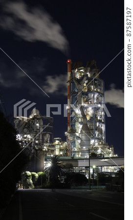 山口縣宇部市宇部工業專用道入口附近的工廠夜景 山口縣宇部市宇部工業專用道入口附近的工廠夜景 87587197