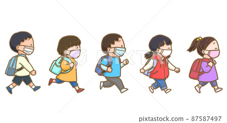 五個孩子戴著口罩並排走 五個孩子戴著口罩並排走 87587497
