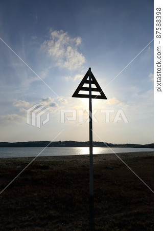 A mysterious triangle on the coast of Iheya, Okinawa A mysterious triangle on the coast of Iheya, Okinawa 87588398