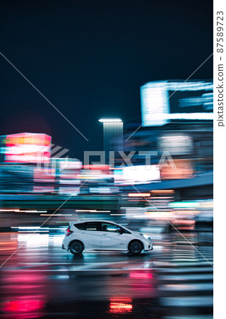 A car running in Kabukicho at midnight 87589723
