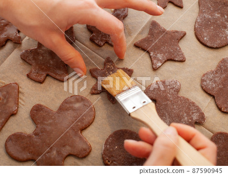 Baking Christmas gingerbread cookies in house kitchen on winter day. 87590945