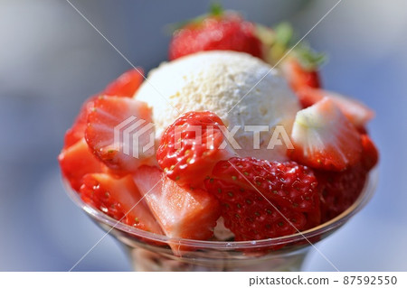 Greengrocer's strawberry parfait 87592550
