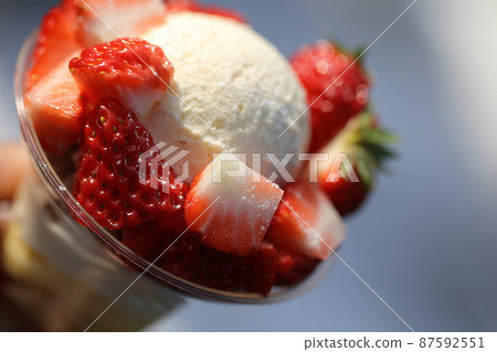 Greengrocer's strawberry parfait 87592551