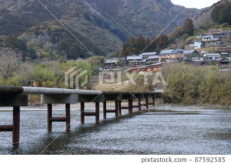 穿過岩間水電橋(高知縣四萬十市) 穿過岩間水電橋(高知縣四萬十市) 87592585