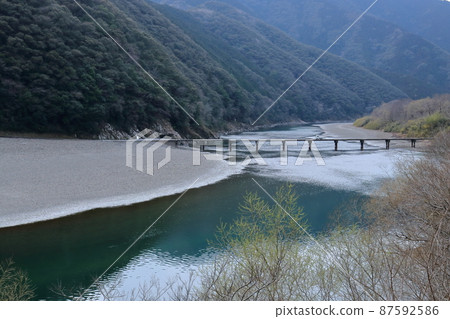 早春,四萬十川上的橋岩間潛水橋(高知縣四萬十市) 早春,四萬十川上的橋岩間潛水橋(高知縣四萬十市) 87592586