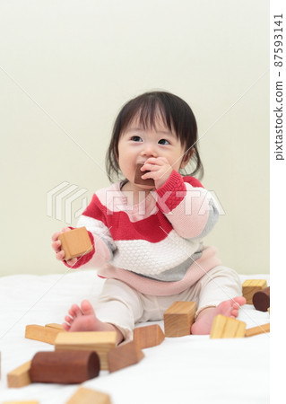 0歲女嬰玩積木 0歲女嬰玩積木 87593141