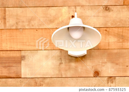 安裝在牆板上的白色和略帶復古的照明燈具 87593325