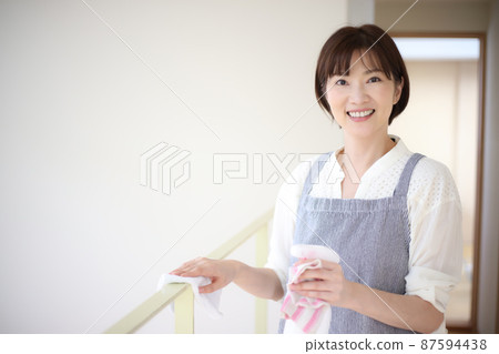 Women cleaning Women cleaning 87594438