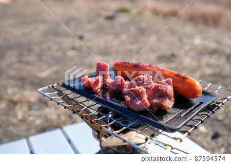 在營地的小鐵板上烤胗和香腸 87594574
