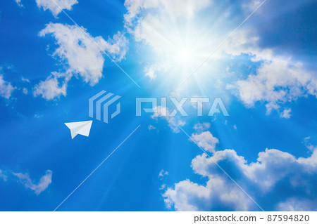 紙飛機在蔚藍的天空 紙飛機在蔚藍的天空 87594820
