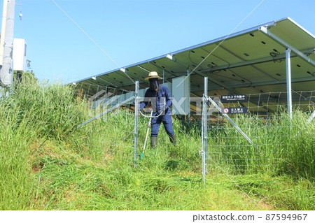 太陽能發電廠的除草工作，一個割草的人 87594967