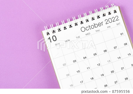 October 2022 desk calendar on light purple background. 87595556