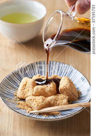 Add black honey to warabimochi Add black honey to warabimochi 87595785