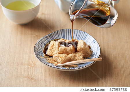 將黑蜂蜜加到warabimochi 87595788