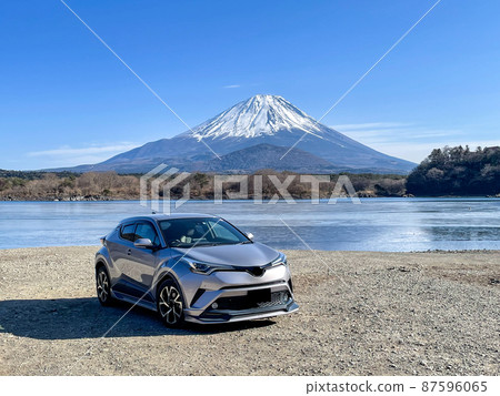 Lake Shoji, Mt. Fuji and silver SUV in Yamanashi Prefecture 87596065