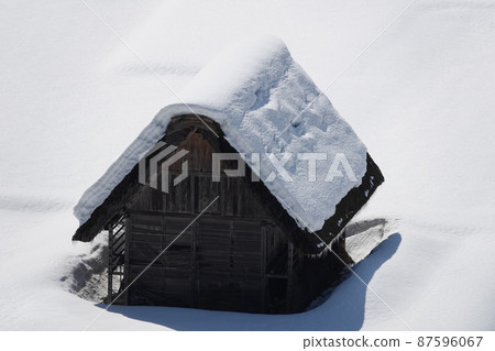 Shirakawa-go in early spring buried in snow Shirakawa-go in early spring buried in snow 87596067