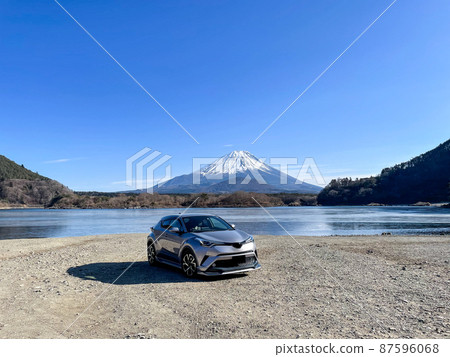 Lake Shoji, Mt. Fuji and silver SUV in Yamanashi Prefecture Lake Shoji, Mt. Fuji and silver SUV in Yamanashi Prefecture 87596068