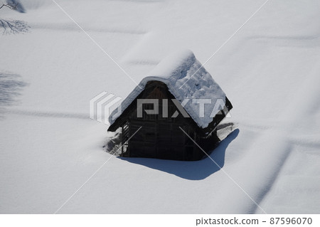 早春的白川鄉被雪掩埋 早春的白川鄉被雪掩埋 87596070