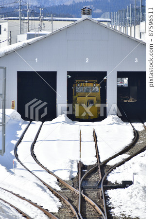 早春拍攝北海道機古內町南北海道機車內站車輛倉庫的景色。 早春拍攝北海道機古內町南北海道機車內站車輛倉庫的景色。 87596511