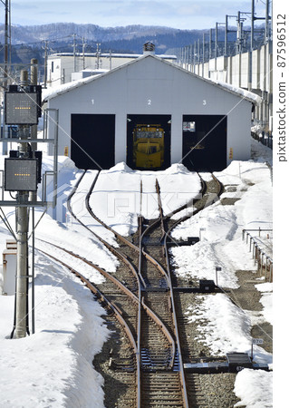 早春拍攝北海道機古內町南北海道機車內站車輛倉庫的景色。 早春拍攝北海道機古內町南北海道機車內站車輛倉庫的景色。 87596512
