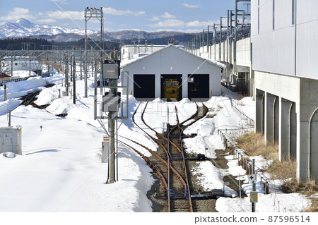 早春拍攝北海道機古內町南北海道機車內站車輛倉庫的景色。 早春拍攝北海道機古內町南北海道機車內站車輛倉庫的景色。 87596514