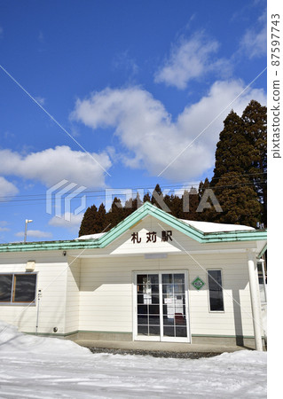 Photographed the scenery of the station building of South Hokkaido Railway Company Satsukari Station in Kikonai Town, Hokkaido in early spring Photographed the scenery of the station building of South Hokkaido Railway Company Satsukari Station in Kikonai Town, Hokkaido in early spring 87597743