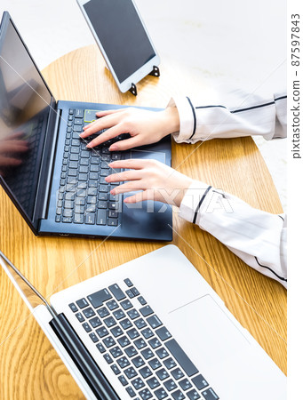 一位在家工作的年輕女性的圖像剪輯 87597843