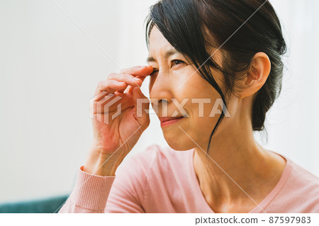 Eye problems in women in their 50s Eye problems in women in their 50s 87597983