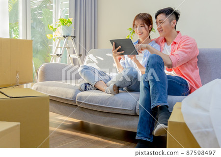 discuss decoration of new home 87598497