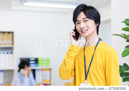 商人在智慧型手機上交談 87598500