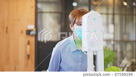 woman use thermometer equipment woman use thermometer equipment 87599294