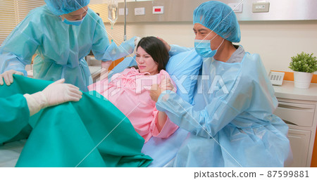 pregnant woman in delivery room 87599881