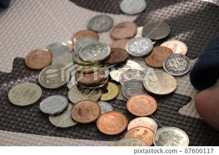 Money, coins, Japanese yen Money, coins, Japanese yen 87600117